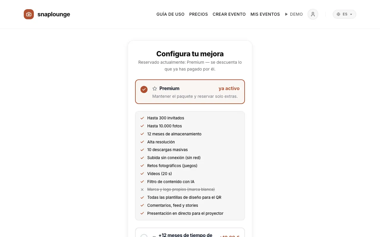 Imagen de la app: Con un paquete de pago se abre «Configura tu mejora»: elige el paquete y, si quieres, añade extras: «+12 meses de tiempo de descarga» (19,99 €) o «+200 invitados y almacenamiento» (14,99 €).