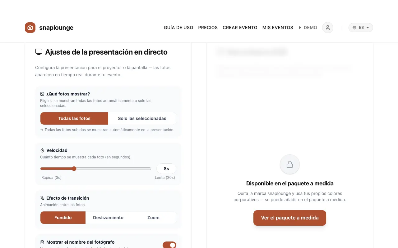 Imagen de la app: Lo ajustas todo en la gestión del evento, en «Ajustes de la presentación en directo»: qué fotos se muestran, velocidad (3–20 segundos), transición, nombre del fotógrafo y código QR visible.