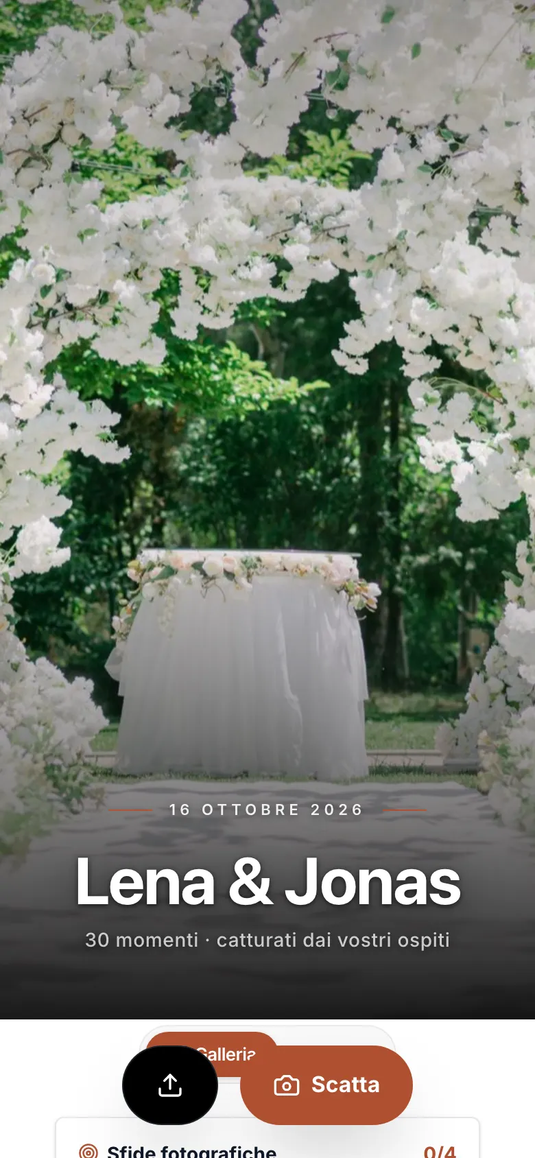 Immagine dall'app: Vedi la galleria dell'evento. Tocca „Scatta“ per fotografare, oppure il simbolo di caricamento per condividere le foto della tua galleria.