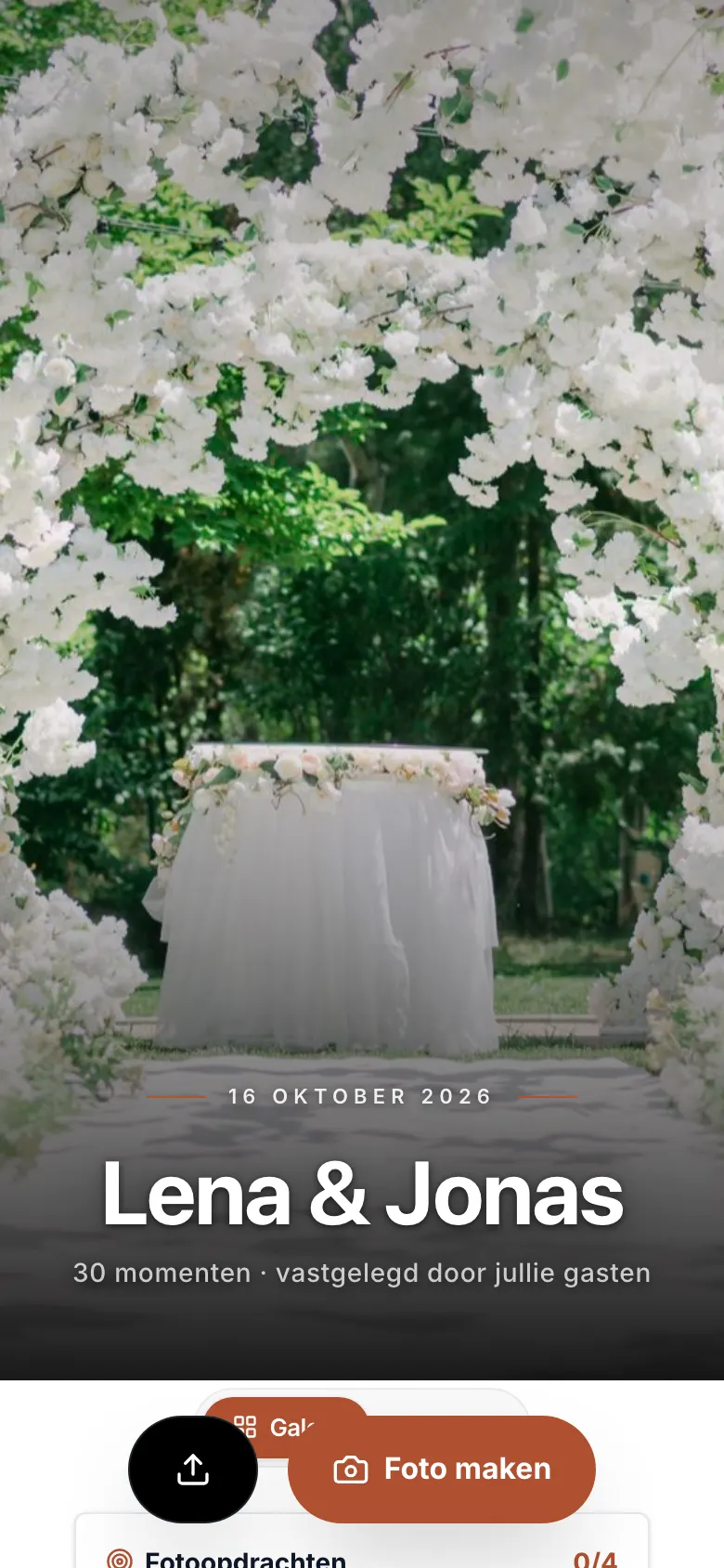 Beeld uit de app: Je ziet de galerij van het evenement. Tik op „Foto maken“ om te fotograferen, of op het uploadsymbool om foto's uit je eigen galerij te delen.