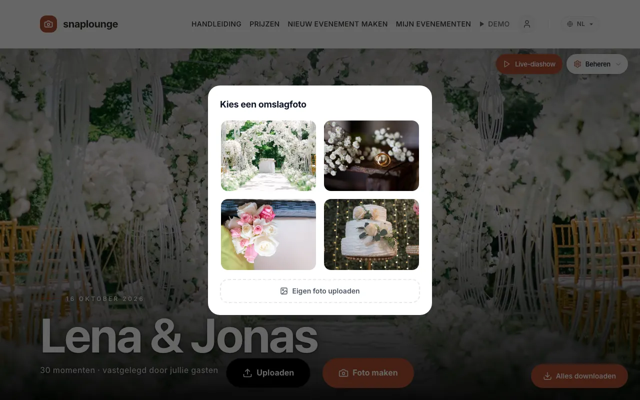 Beeld uit de app: Kies „Omslagfoto wijzigen“. Tik op een sjabloon – of op „Eigen foto uploaden“.