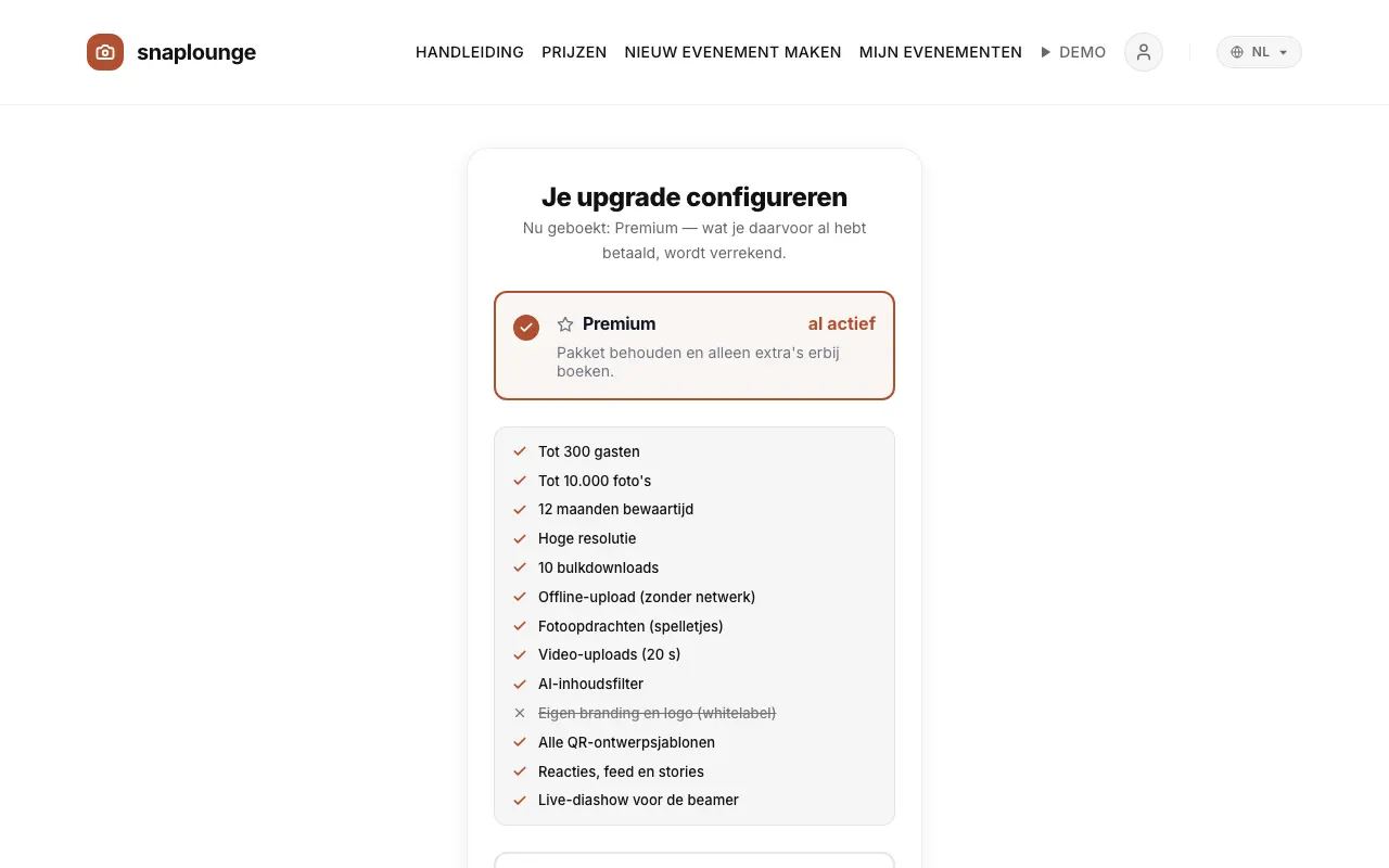 Beeld uit de app: Bij een betaald pakket opent “Je upgrade configureren”: kies een pakket en boek op wens extra's erbij – “+12 maanden downloadtijd” (€ 19,99) of “+200 gasten & opslag” (€ 14,99).