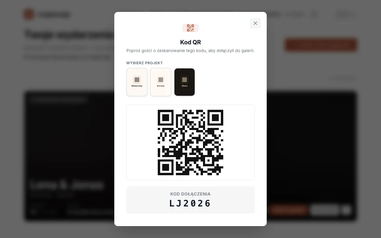 Zrzut ekranu z aplikacji: Postaw kod QR na stołach albo udostępnij link. Goście skanują go aparatem w telefonie i robią zdjęcia od razu w przeglądarce. Drukowanie kodu QR